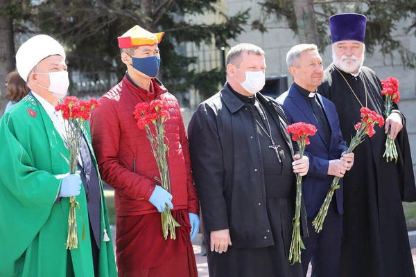 Члены межконфессионального совета Иркутской области возложили цветы к Могиле Неизвестного Солдата