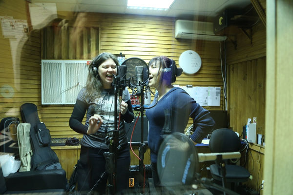 Христианская певица и автор песен Елена Новикова помогает группам прославления онлайн-занятиями по вокалу