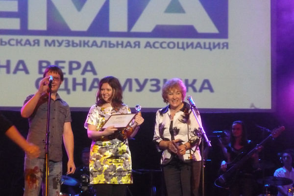 Христианская певица и автор песен Елена Новикова помогает группам прославления онлайн-занятиями по вокалу