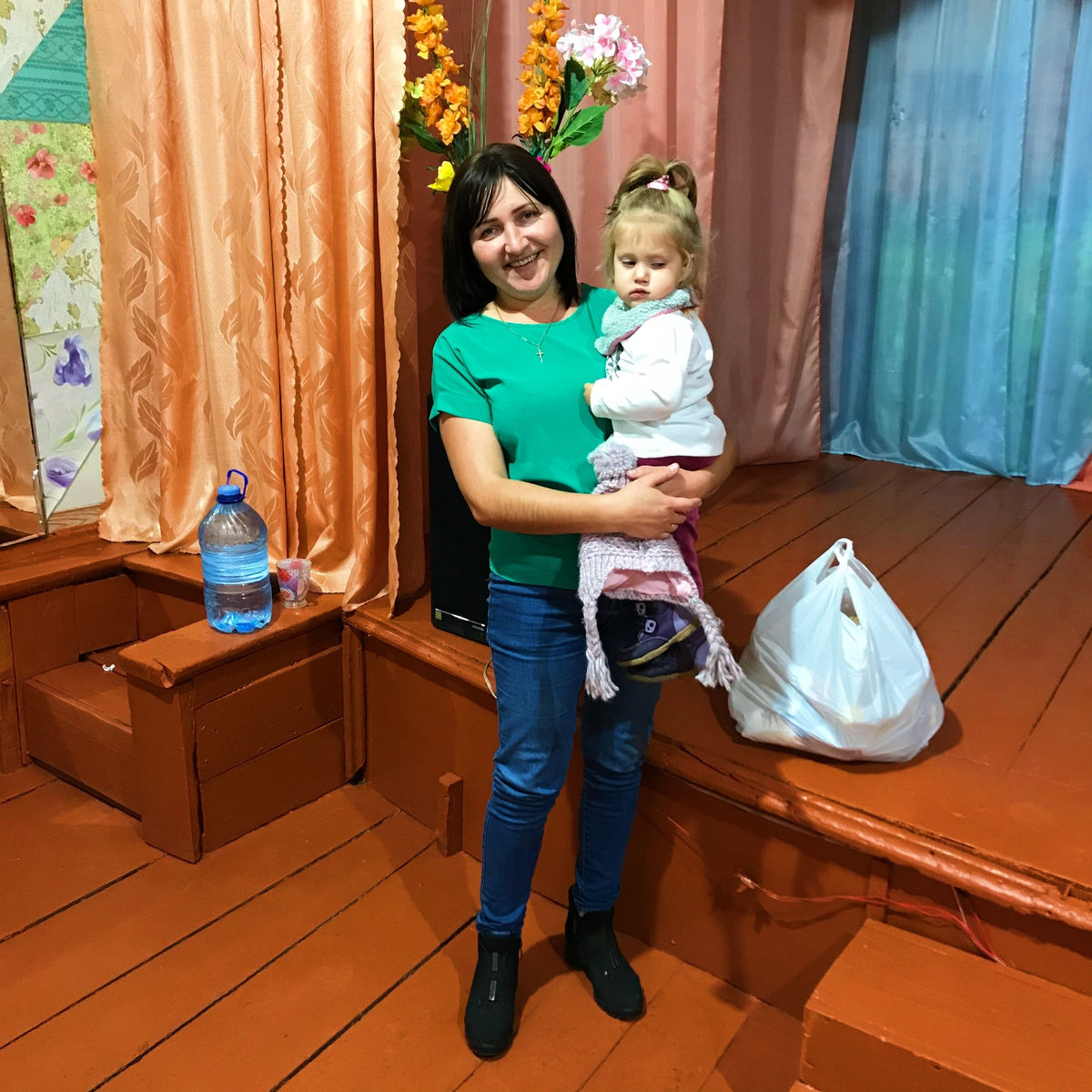 Фонд «Рука помощи» вручил 35 продуктовых наборов в селах Новосибирской области