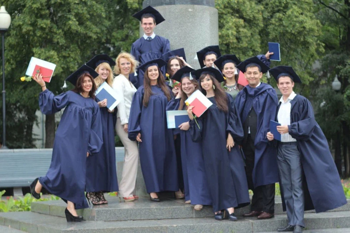 выпускники оксфорда. магистратура одежда. кфу симферополь магистратура 2022. одежда магистра. мантия студента.