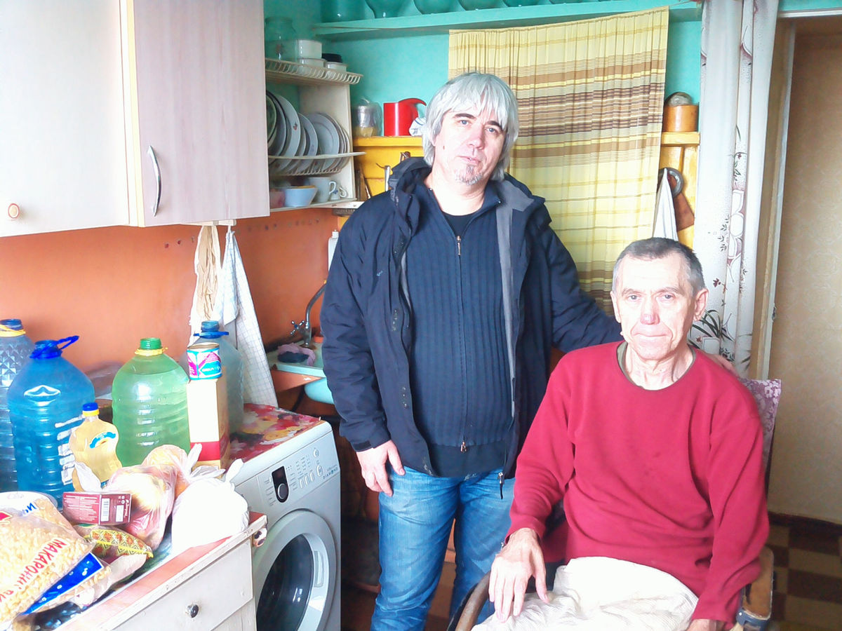 Добровольцев хватает