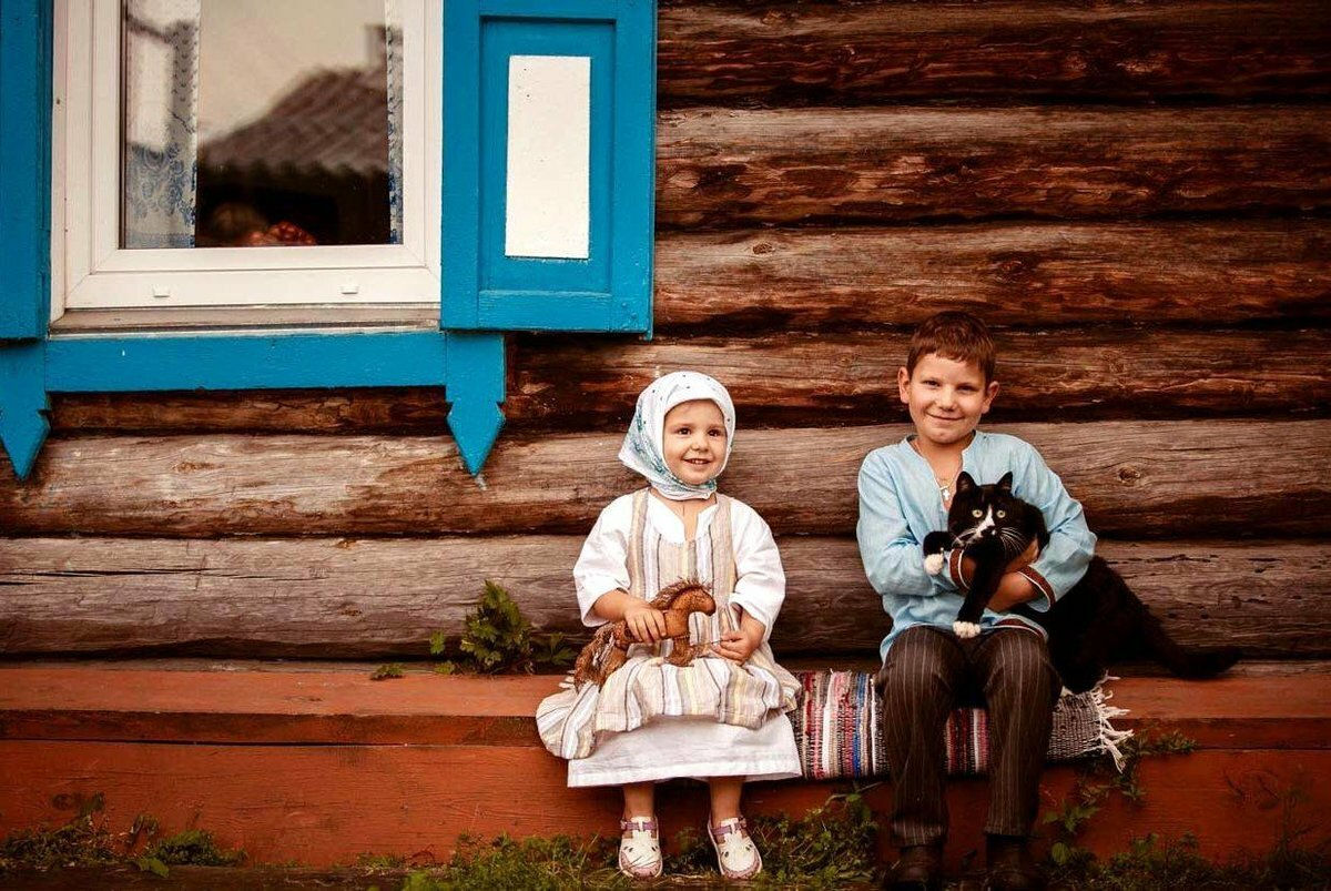 Сын был у бабушки. Фотосессия в деревенском доме. Счастливая семья в деревне. Фотосессия в деревенском доме дети. Деревенская семья.