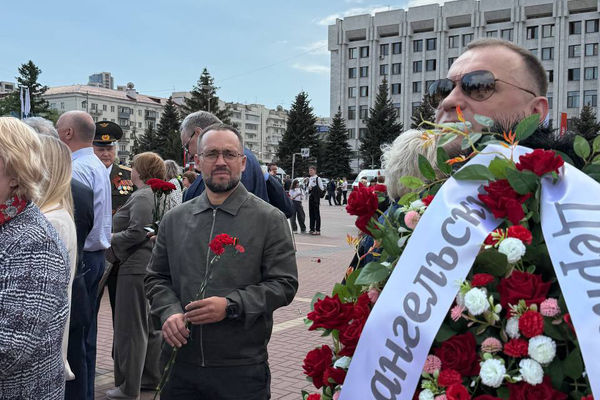 Пасторы евангельских церквей Самары возложили цветы к Горельефу «Скорбящей Матери-Родине»