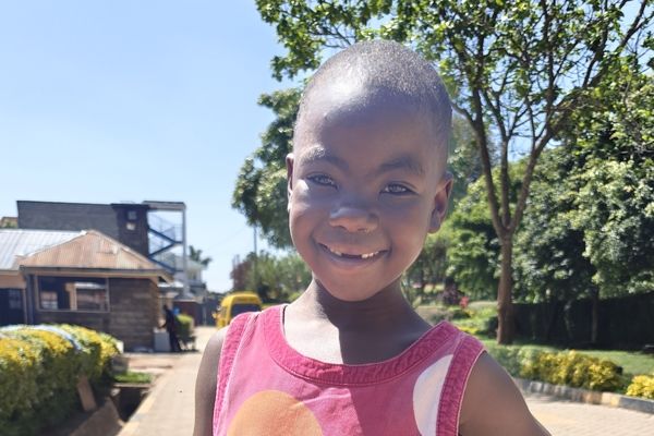 Bli med å gi Sara det hun trenger for å begynne i 1.klasse!