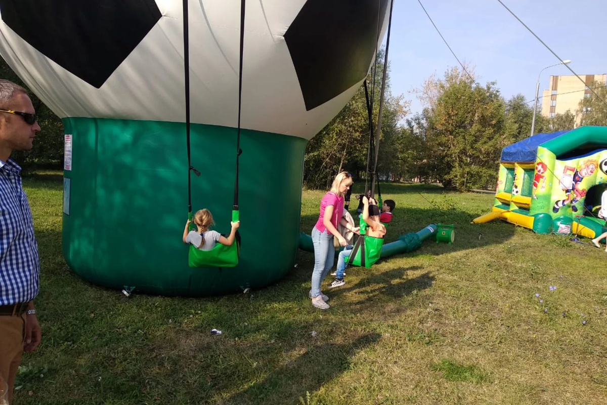 Горка с качелями баскет-м кольцом и воротами для футбола. Качели. Качели футбольный мяч. Качели в футболе. Качель футбольный мяч.