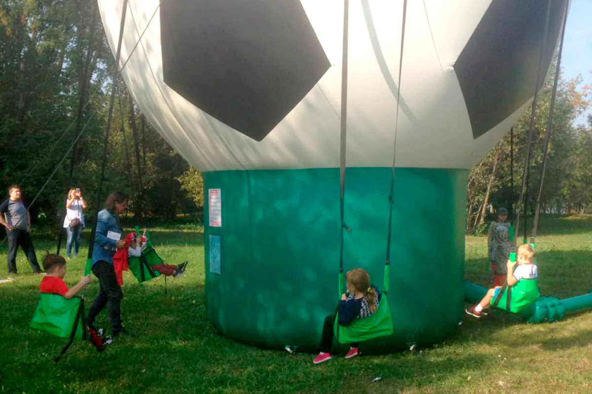 Надувные качели. Качели в аренду. Футбольный аттракцион. Качели футбол. Надувные качели «футбольный мяч».