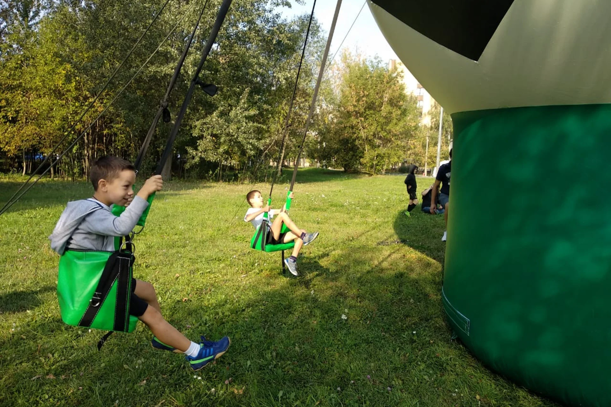 Деревянные качели двойные дио 1,10. Качели для двоих детей. Качели футбол. Экопикник москва. Batman at the playground.