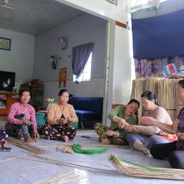 TỪ NHỮNG ĐÔI ĐŨA, CẦN CÂU ĐẾN SINH KẾ BỀN VỮNG