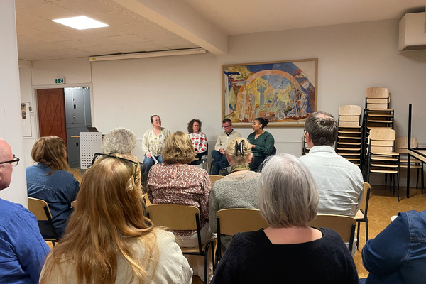Fra høyre: Lisa Esohel Knudsen, Gaute Granlund og Elise Gillebo Skredsvig. Samtalen ble ledet av FBHO-koordinator og daglig leder ved Kirkelig dialogsenter Oslo, Tonje Kristoffersen (t.v.).