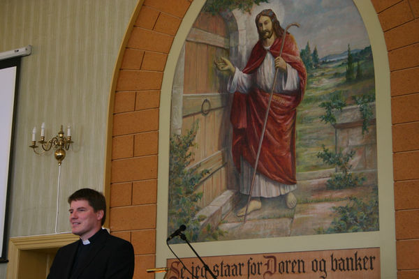 Pastor Harald Olsen fotografert i Kragerø Metodistkirke.