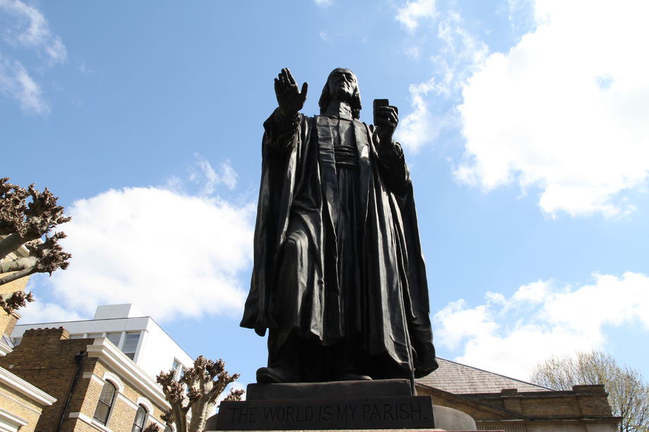 Statue av John Wesley foran Wesley's Chapel med hans berømte ord 