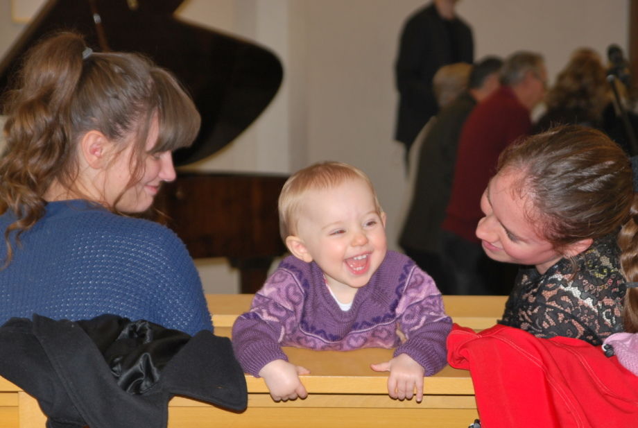 Emma(i midten) koser seg på MBU-dagen med Solveig(t.v) og mamma Annelise