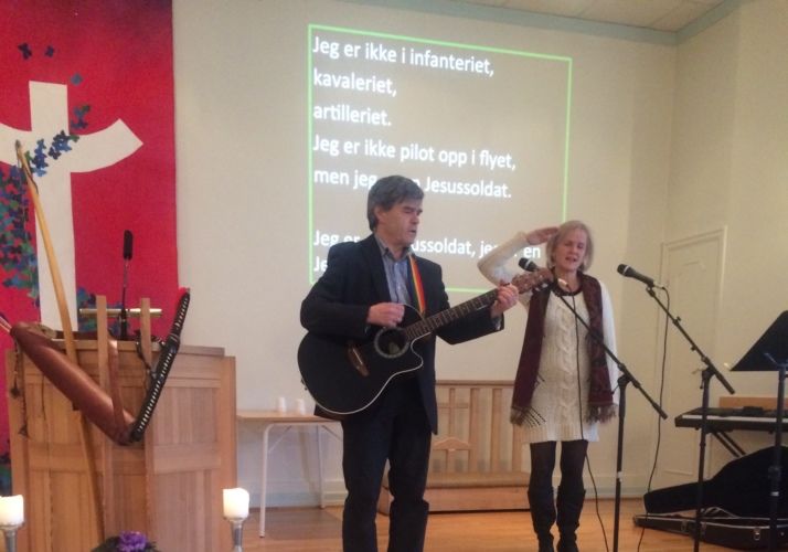 Pastorparet vårt, Hilde og Jan Danielsen leder i sangen.