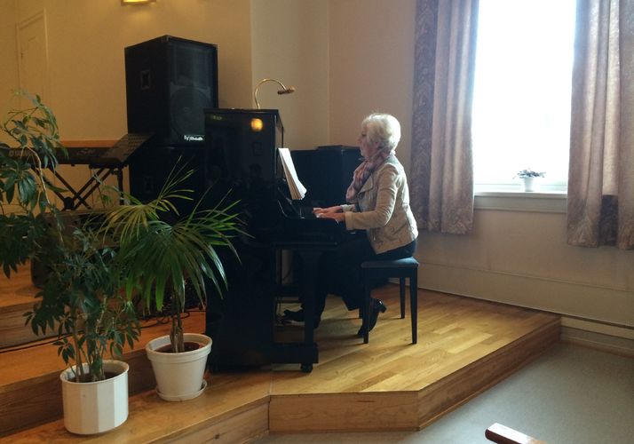 Ragnhild Bringsrud har spilt piano i Misjonskirken i en manns(kvinnes)alder.