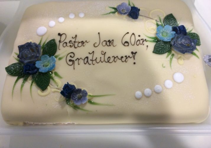 Pastor Jans 60-årsdag ble feiret bl.a. med kake.