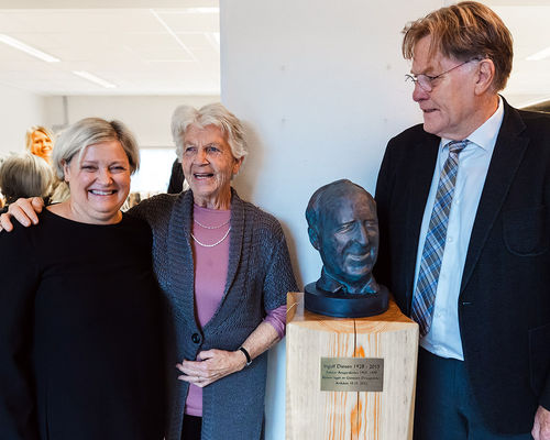 Ingulf Diesen ble hedret med byste