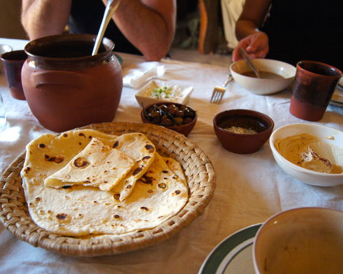 Måltid, fotvask og korsfestelse.