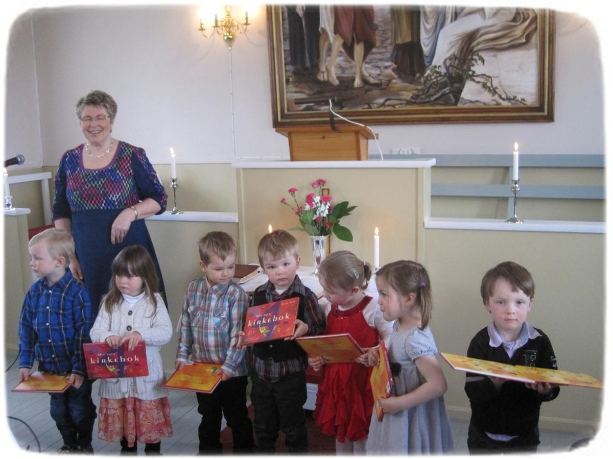  UTDELING AV 4 ÅRS BOK PÅ ÅMNES BEDEHUS 