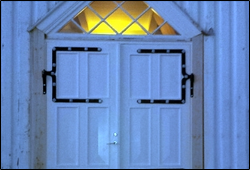 Skifte av dører på Meløy kirke er nå utført