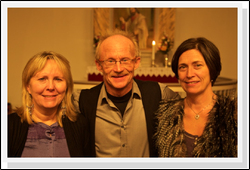  Odd Eidner sammen med teamet bak salmekveldene; Kantor Anne helene Jonassen til venstre og sanger, Kristin Solhaug til høyre.