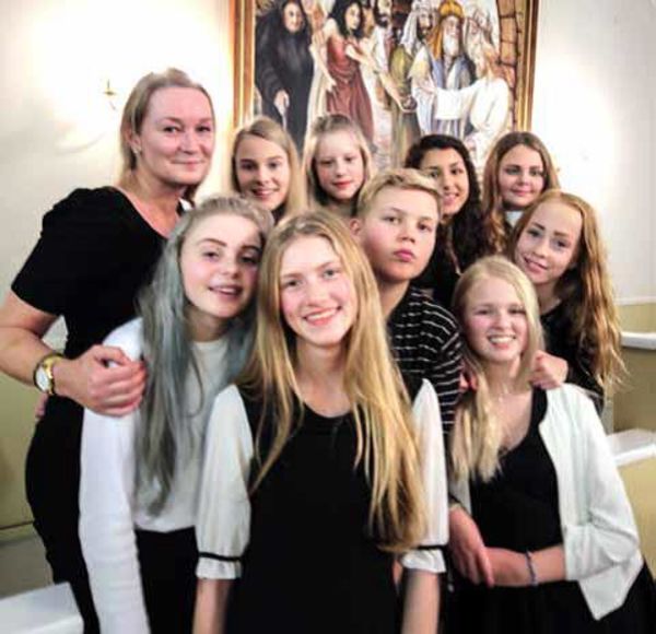 Berit Rosting deltok sammen med Glomfjord barnekor på Åmnes bedehus
