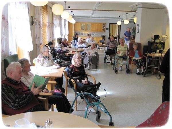 Sangstund på Vall sykehjem 7. juni