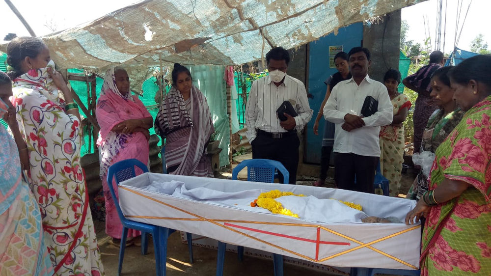 En av menighetens medlemmer, 70 år gamle Kare Surya Kantham, døde nå under koronatiden. Det ble en spesiell begravelse med få deltakere på grunn av smittevernreglene. Pastor Juhani Halonen forrettet i begravelsen (mannen som har ansiktsmaske på).