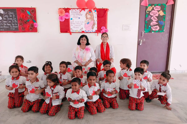 Startet barneskole i Agra, India