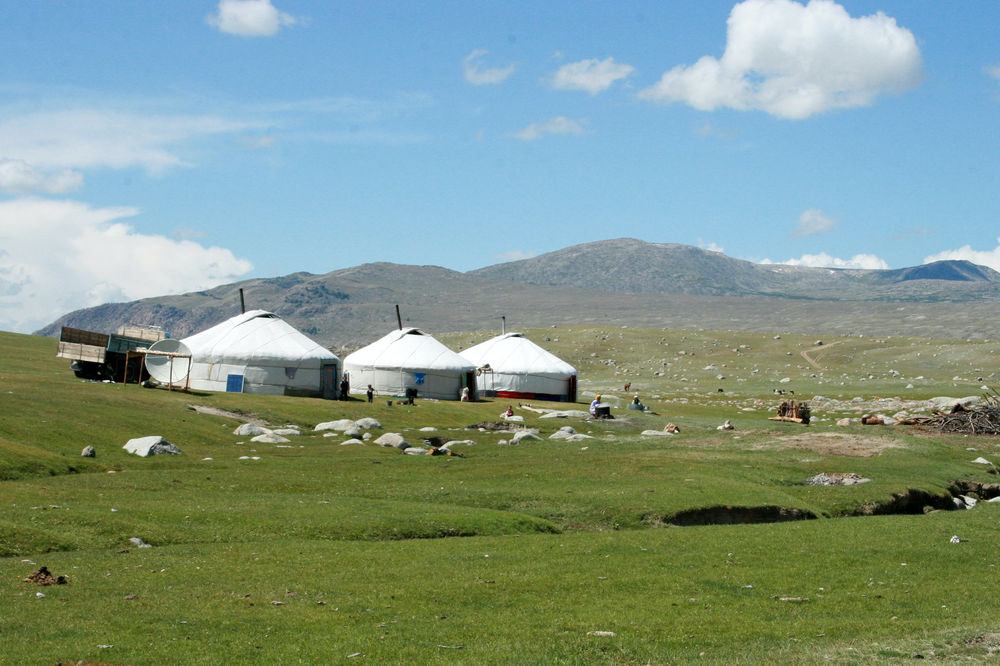 Mongolske Ger på steppelandskap