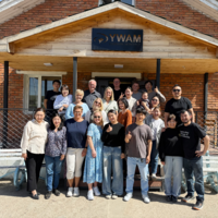 Gjestene fra Norge sammen med staben på YWAM-basen (Ungdom i Oppdrag) i Darkhan.