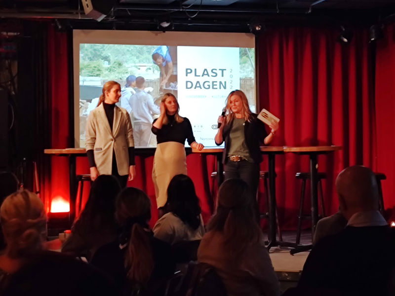 Velkommen til Plastdagen 2022! F.v. Elisabeth Berglihn (GRID-Arendal), Cathrine Eckbo (NGI) og Marianne Nilsen Sturmair (IUG)
