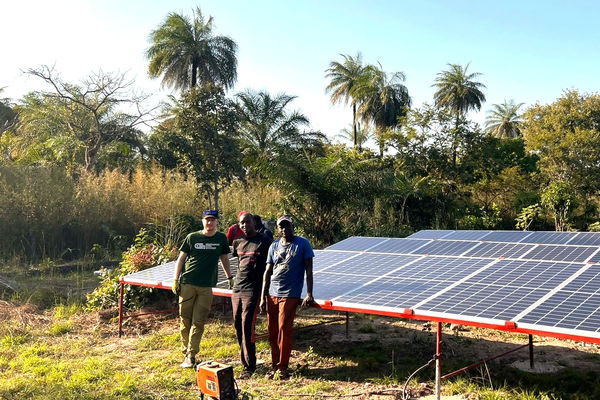 Installasjon av solcellepaneler for plastgjenvinning i Senegal 