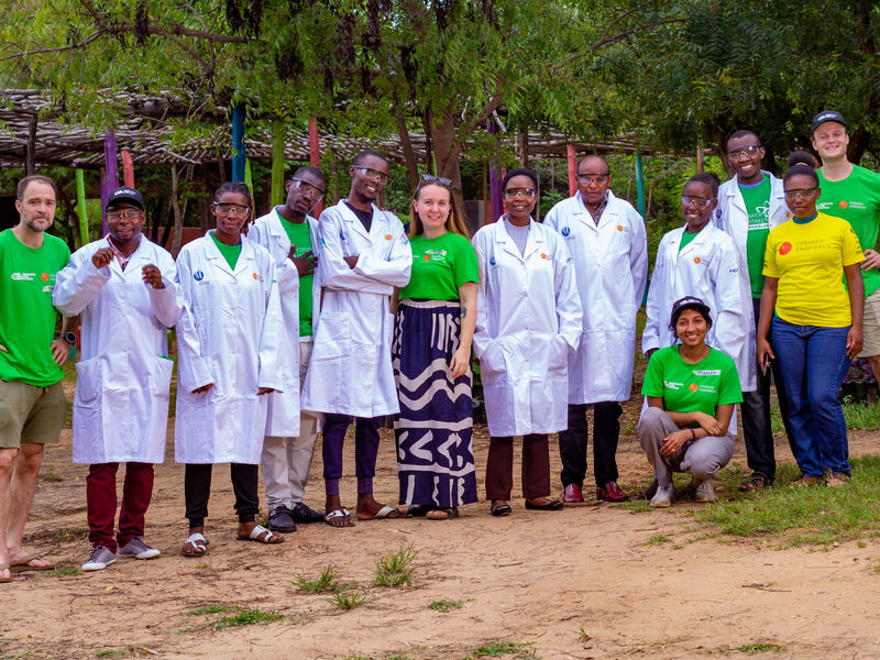 Hele teamet av lærere og IUG-frivillige på Eco Moyo Education Center i Kilifi, Kenya.