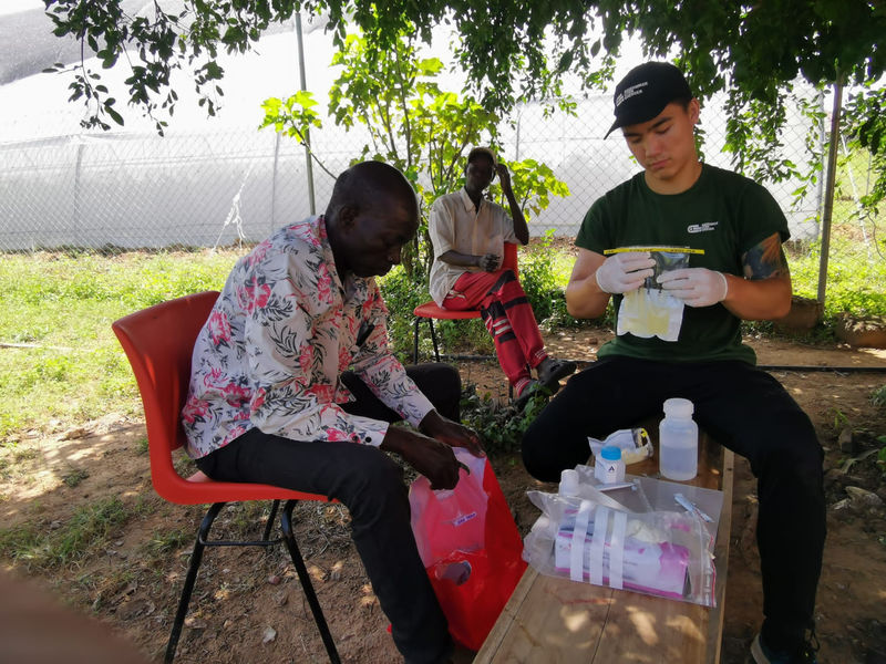 Klargjøring av en mikrobiologisk prøve fra Trax Ghanas senter