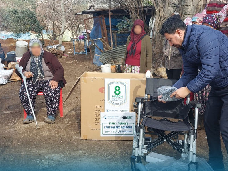 08.03.23: Teamet i Tyrkia hjelper en eldre kvinne med rullestol.