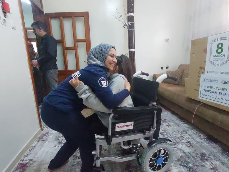 08.03. Kvinnedagen ble benyttet til å levere elektriske rullstoler til kvinner rammet av jordskjelvet.