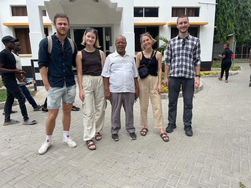 IUG-teamet på TUM, Technical University of Mombasa, Fra venstre: Lukas, Veronika, instituttleder for byggeteknikkk, Joseph, Marie og Marin.