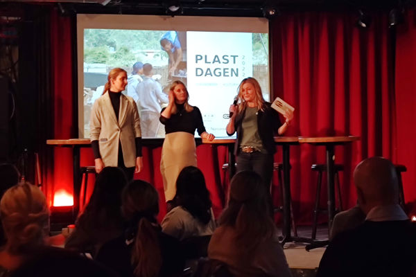 Velkommen til Plastdagen 2022! F.v. Elisabeth Berglihn (GRID-Arendal), Cathrine Eckbo (NGI) og Marianne Nilsen Sturmair (IUG)