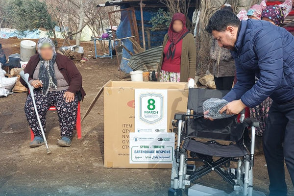 08.03.23: Teamet i Tyrkia hjelper en eldre kvinne med rullestol.