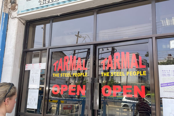 'The steel people' - på vei inn til en av de mange byggvarefirmaene vi besøkte.