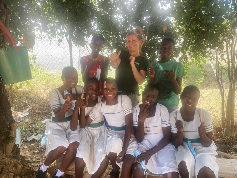 Daglig leder Marianne Nilsen Sturmair sammen med flere av jentene i TRAX Ghana sitt drivhusprosjekt.
