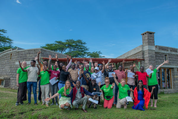 Den 11. april holder Ingunn Westvik Jomla og Mari Mæland Nilsen  foredrag om sine erfaringer fra prosjektet STEM Without Borders. Ingunn og Mari (i grønne t-skjorter, til høyre første rad) er begge ansatte på Universitetet i Stavanger, og var i januar/februar i år på IUG-oppdrag til Masai Mara i Kenya.