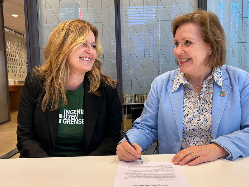 Konsernsjef i Multiconsult-gruppen, Grethe Bergly og generalsekretær i IUG Marianne Nilsen Sturmair signerer avtale om partnerskap i tre nye år.