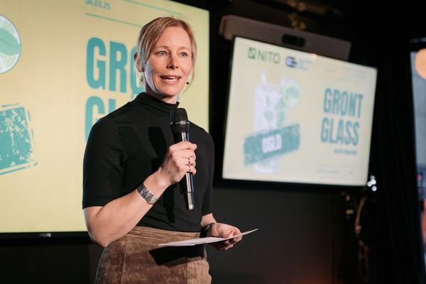 Elisabeth Kolrud, leder bærekraft i Asplan Viak, annonserer inngåelsen av 3årig partnerskap med IUG, under arrangementet GRØNT GLASS i Oslo 04.03.25.