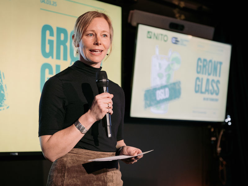 Elisabeth Kolrud, leder bærekraft i Asplan Viak, annonserer inngåelsen av 3årig partnerskap med IUG, under arrangementet GRØNT GLASS i Oslo 04.03.25.