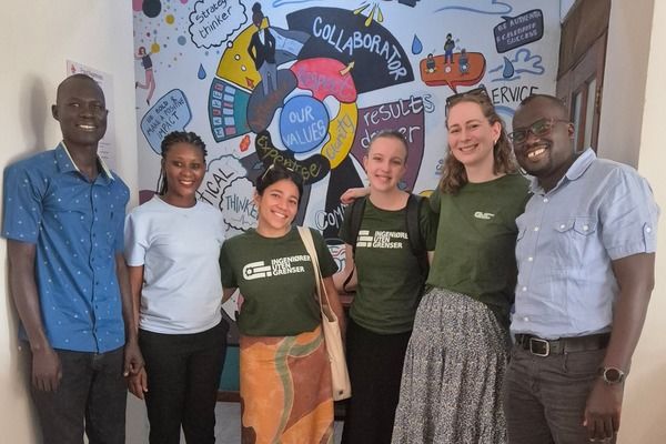 Digital Innovation Hub: Nellie, sammen med Master Med Mening-studentene, Branny Lin og Ragnhild Bodsberg - og tre av de ansatte hos Flyktningehjelpen Uganda.