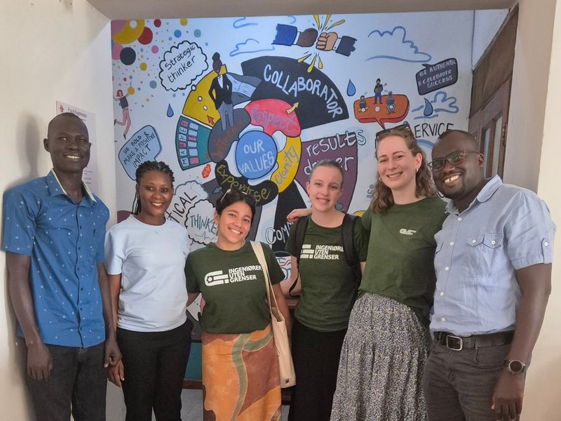 Digital Innovation Hub: Nellie, sammen med Master Med Mening-studentene, Branny Lin og Ragnhild Bodsberg - og tre av de ansatte hos Flyktningehjelpen Uganda.