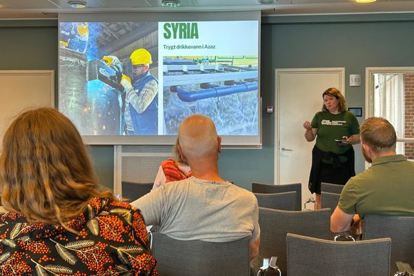 Stor interessse for vårt arbeid med humanitær innovasjon, på fyraftensmøde med frivillige.