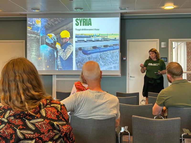 Stor interessse for vårt arbeid med humanitær innovasjon, på fyraftensmøde med frivillige.